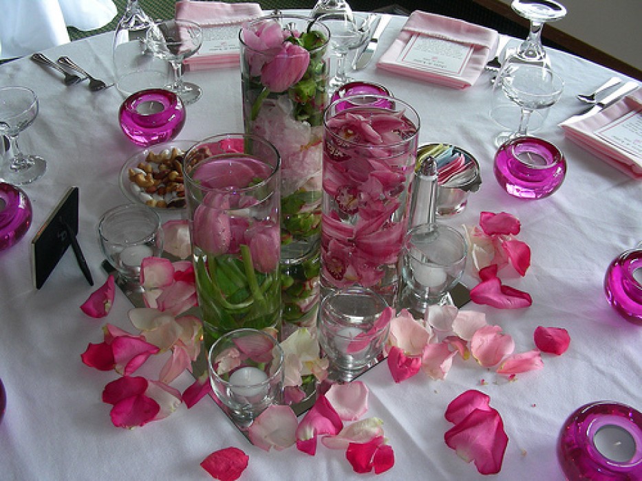 Красивое оформление гостевых столов на свадьбу своими руками – декор цветами и тканью