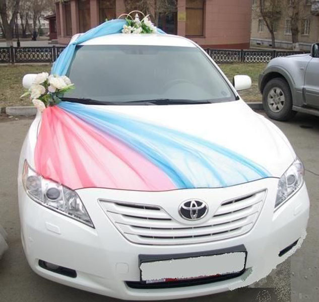 Какое сделать свадебное украшение на машину: советы по декору