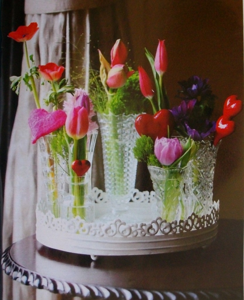 тюльпаны в нескольких вазах
